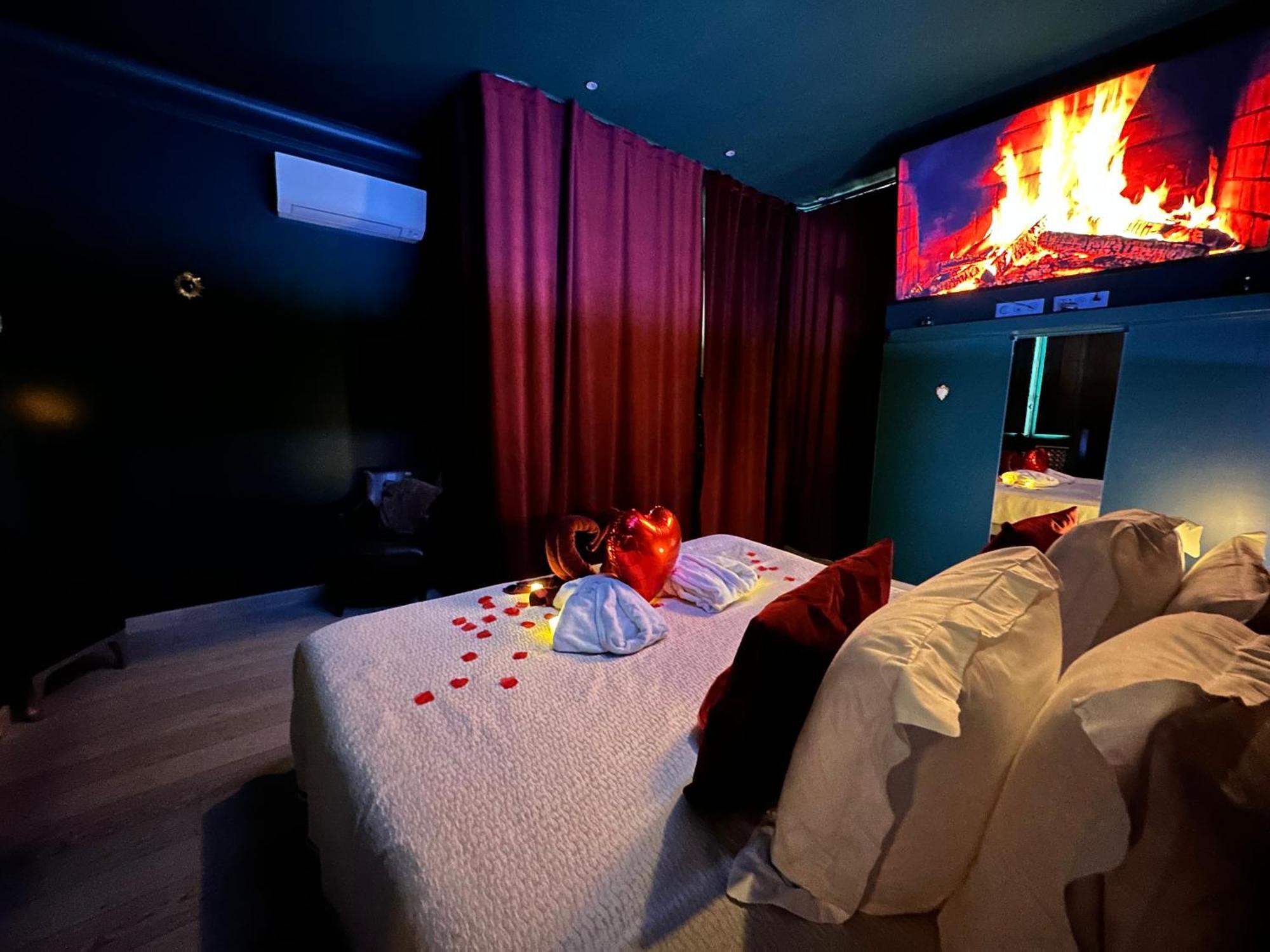 Mieuxqualhotel Jacuzzi Privatif Velvet Desire Bordeaux Kültér fotó