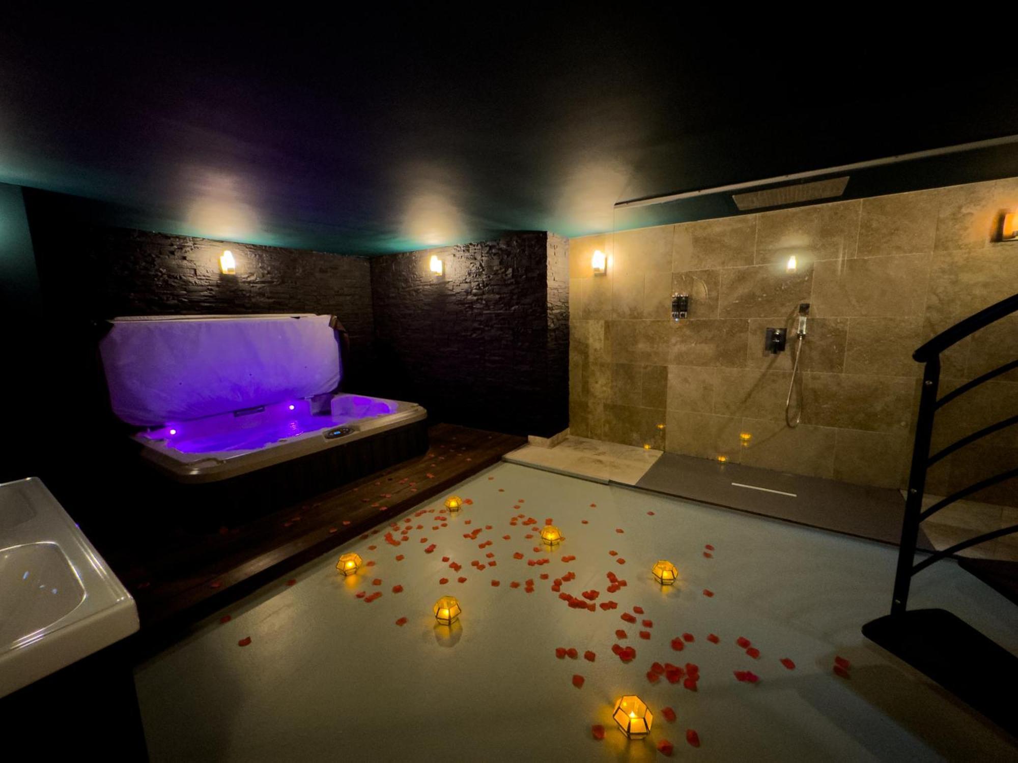 Mieuxqualhotel Jacuzzi Privatif Velvet Desire Bordeaux Kültér fotó